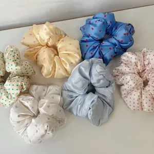 Set aus Satin-Haargummis mit Punkten und Herzmustern in Pastellfarben