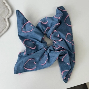 Chouchou en jean avec broderie cœur rose et bords effilochés de couleur bleue