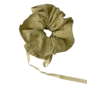 Chouchou beige à pois avec long ruban de nœud dans un style coréen minimaliste