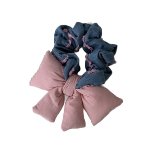 Chouchou en denim bleu avec nœud rose et bords effilochés pour coiffure douce