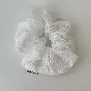 Chouchou élégant en dentelle blanche avec texture en maille et étiquette de marque