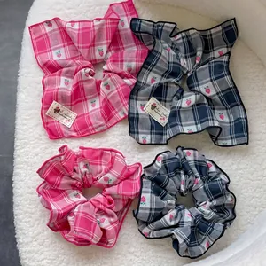 Scrunchie in Tessuto a Quadretti con Fragole Stile Francese Dolce Elastico per Capelli Fatto a Mano per Donna