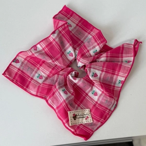 Elastico per capelli a quadretti rosa con fragole e etichetta con orsetto dolce