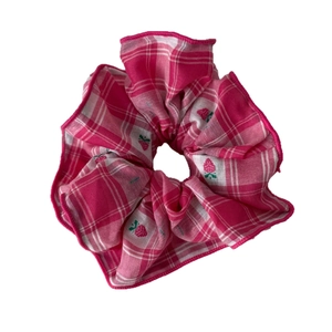 Elastico per capelli a quadretti rosa e bianchi con ricamo a fragola per coda di cavallo