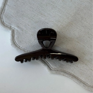 Pince à cheveux croisée marron foncé brillant pour la coiffure quotidienne des femmes