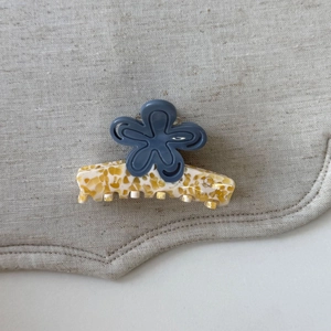 Pince à cheveux fleurie élégante en bleu et motif léopard pour coiffure femme