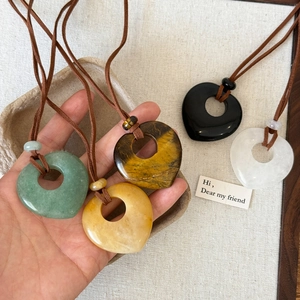 Collana con pendente a cuore in pietra naturale con occhio di tigre e agata su cordino