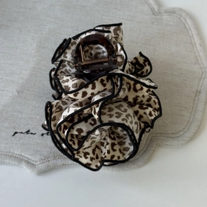 Elegant leopard print flower hair claw clip with brown resin and pleated fabric