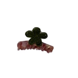 Pince à cheveux marbrée rose avec poignée fleur verte pour coiffures élégantes et chic