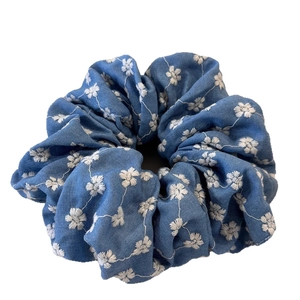 Chouchou en denim bleu avec broderies de fleurs blanches de style pastoral frais