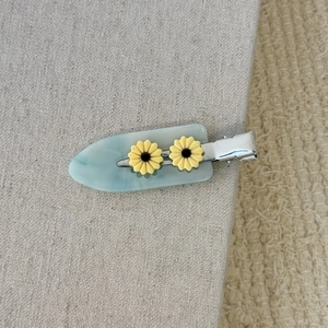 Barrette à cheveux tournesol avec résine marbrée vert clair sur clip en métal argenté