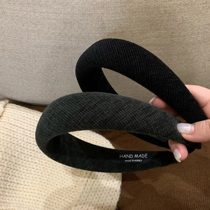 Handmade padded ribbed sponge headband in black and dark green with high top design