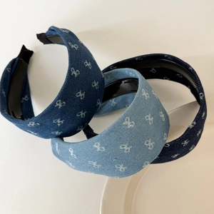 Tre cerchietti in denim con fiocchi in diverse tonalità di blu e dentini interni