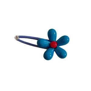 Barrette fleur bleue avec centre rouge et clip en métal violet orné d'un petit strass brillant