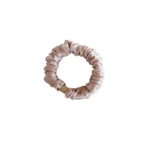 Chouchou élégant en satin rose champagne avec texture plissée douce et haute élasticité