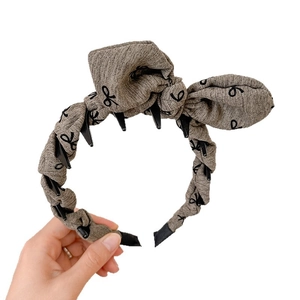 Bow knot headband with non-slip teeth in khaki fabric for a high cranial top look