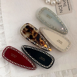 Lot de 5 barrettes à strass de couleurs assorties avec un design de style français
