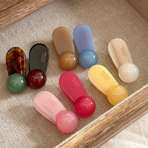 Französische Retro-Haarspangen aus Acetat in verschiedenen Farben auf Holztablett