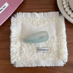 Détail de la barrette goutte d'eau avec dégradé bleu clair et bordure de strass
