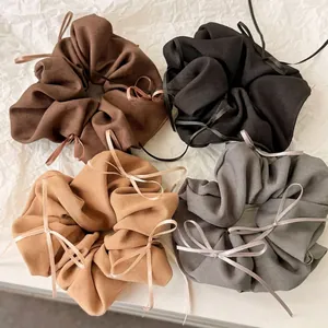 Lot de chouchous marron et gris avec rubans pour coiffure style ballerine