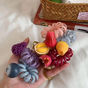 Élastiques à cheveux spirale colorés avec motifs de fruits comme raisin et pêche