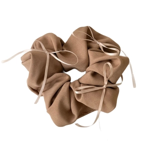 Chouchou kaki de style coréen avec nœuds en ruban délicats et texture de tissu côtelé