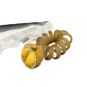 Élastique à cheveux spirale marron avec pendentif fruit durian réaliste sur dentelle
