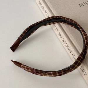 Detailed close-up of brown plaid headband featuring inner non-slip hair comb teeth