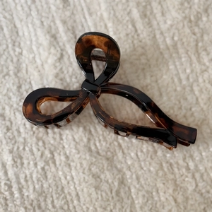 Elegant tortoiseshell claw clip in a bow design made of premium acetate material