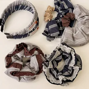 Scrunchies e fasce a righe blu e grigie con design vintage chic in stile coreano