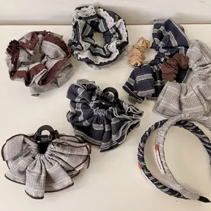 Set accessori per capelli vintage con scrunchie a righe blu grigio e molletta per capelli