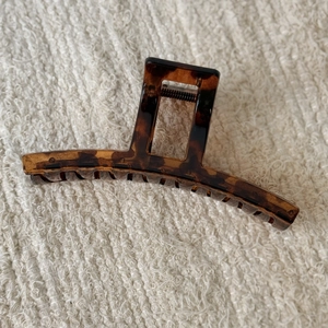 Close-up of leopard pattern hair claw clip with durable metal spring and non-slip teeth