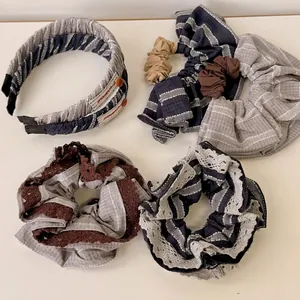 Set di elastici e fascia per capelli a righe blu e grigie con design stile vintage