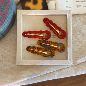 Set di fermagli per capelli ondulati in acetato rosso e tartaruga con clip a becco d'oro