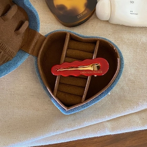 Fermaglio per capelli rosso ondulato in acetato con fibbia d'oro in scatola denim