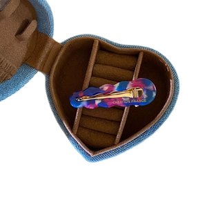 Fermaglio per capelli in acetato marmorizzato con base dorata in scatola di denim
