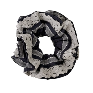 Elastico per capelli retrò a righe blu con pizzo grigio su sfondo bianco pulito
