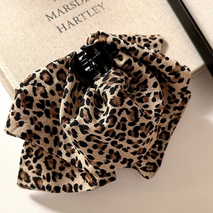 Vintage Leopard Print Fabric Hair Claw Clip Large Bow Design With Faux Artificial Pearl Elegant Shark Clip Hair Accessories For Women