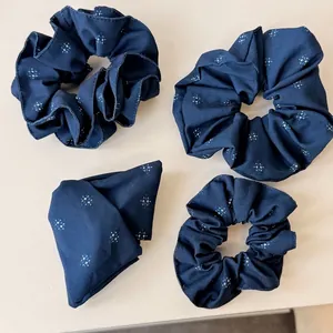 Set di eleganti elastici per capelli in tessuto blu navy con motivi floreali a stella