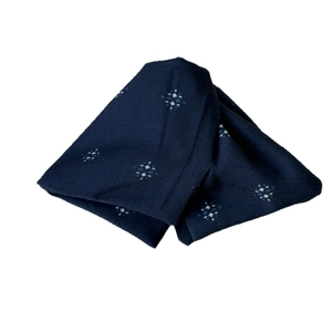 Elegante fazzoletto da taschino blu navy con motivo geometrico a stelle in tessuto