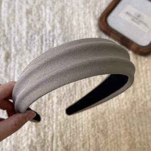 Detail of grey textured fabric headband with thick sponge padding and non-slip inner lining