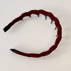 Detailed view of burgundy velvet headband showing black non-slip inner teeth design