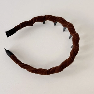 Detailed macro view of brown velvet headband featuring internal non-slip plastic teeth