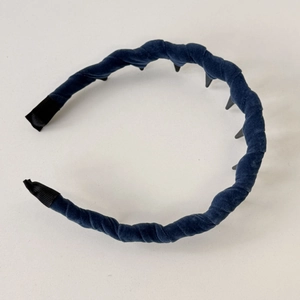 Close-up of navy velvet twisted headband featuring inner teeth for a secure non-slip grip