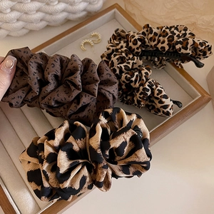 Trois pinces à cheveux banane à imprimé léopard vintage dans les tons marron et beige