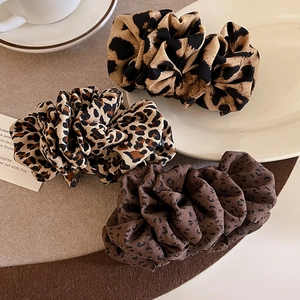 Gros plan d'un ensemble de chouchous à imprimé léopard avec des textures de tissu doux