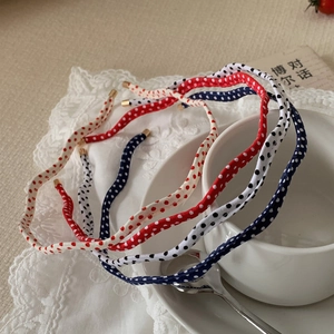 Lot de serre-têtes à pois avec embouts dorés sur une tasse à café et tissu en dentelle
