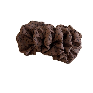 Chouchou à imprimé léopard chic avec design plissé pour une coiffure élégante