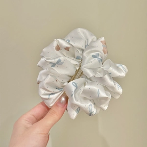 Barrette banane en satin blanc avec nœuds bleus et motif d'ours mignon