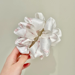 Détail de la barrette en soie avec nœuds roses et motifs d'oursons mignons